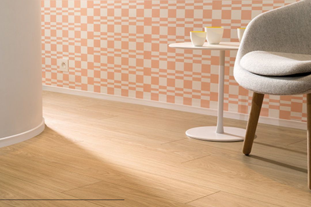 Zócalos blancos, elegancia y versatilidad, Parquets CruzGal, Distribuidor Quick Step en Canarias